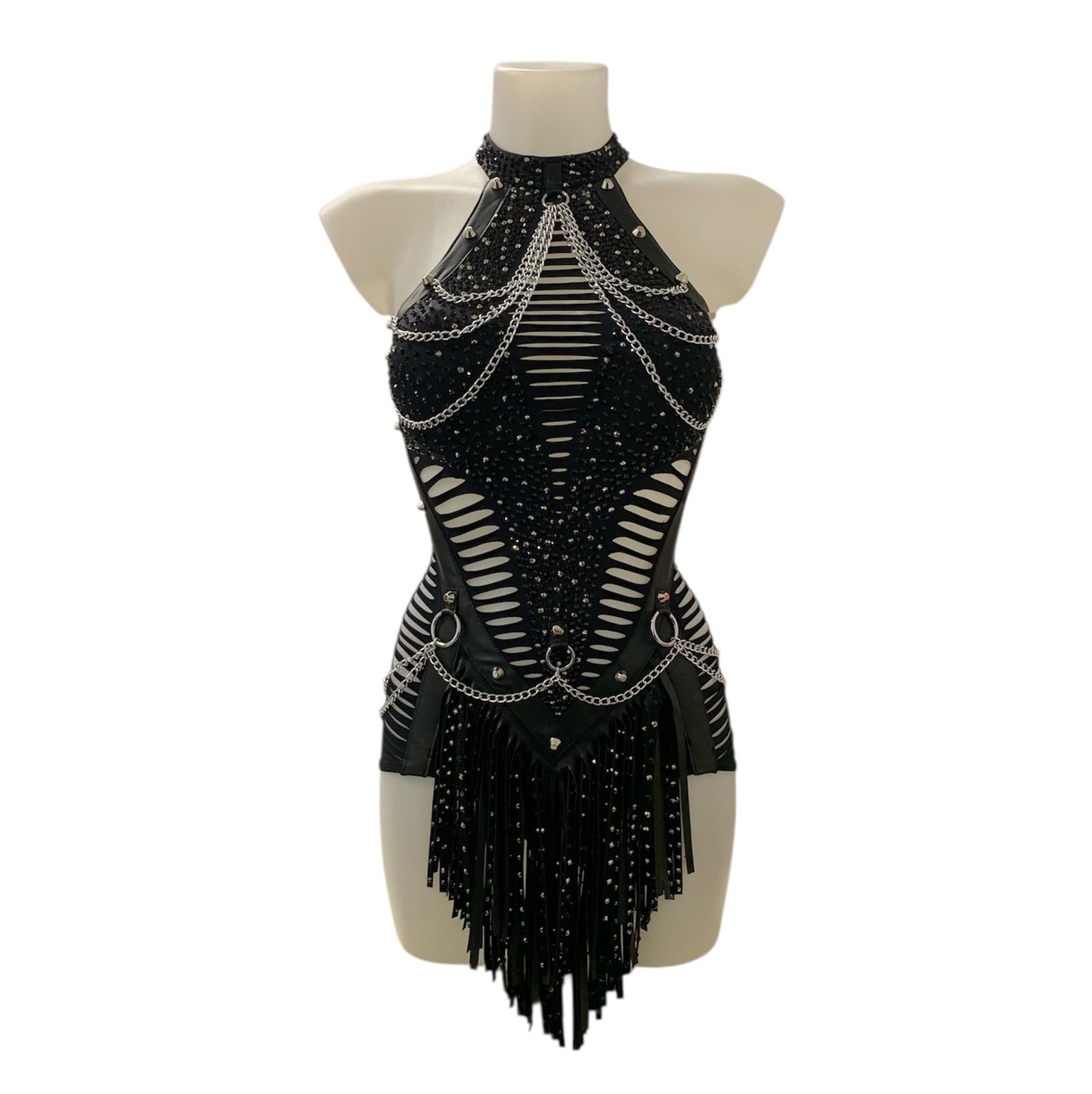 Abito danza latina Shadow Rebel nero con tagli laser e catene decorative frontali.