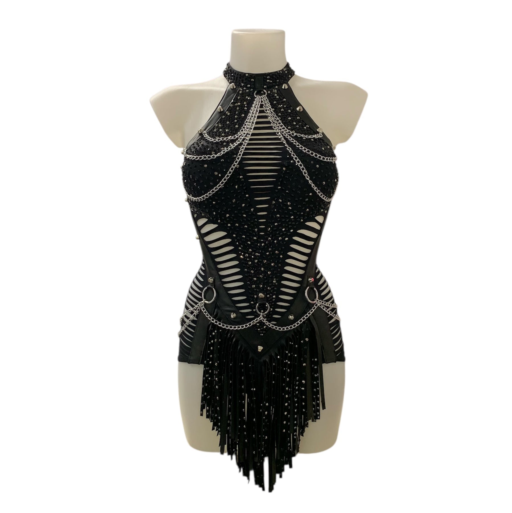Abito danza latina Shadow Rebel nero con tagli laser e catene decorative frontali.