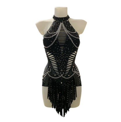 Abito danza latina Shadow Rebel nero con tagli laser e catene decorative frontali.