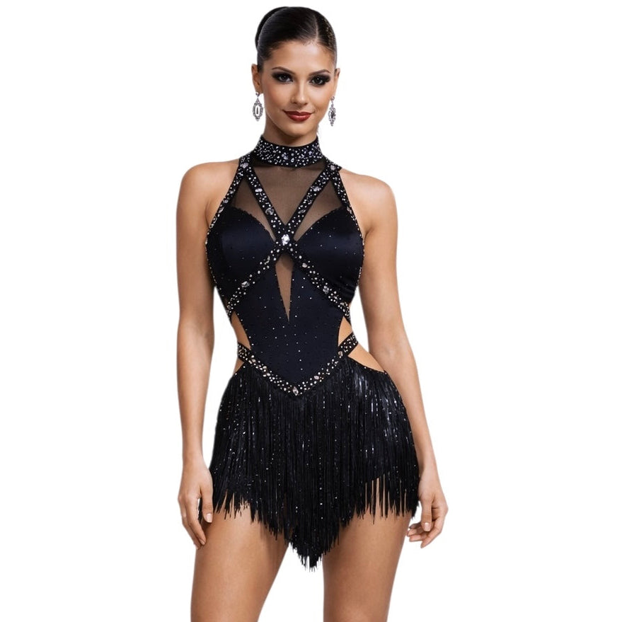 Modella che indossa un abito da competizione per danza latina durante un'esibizione - Effetto movimento delle frange.