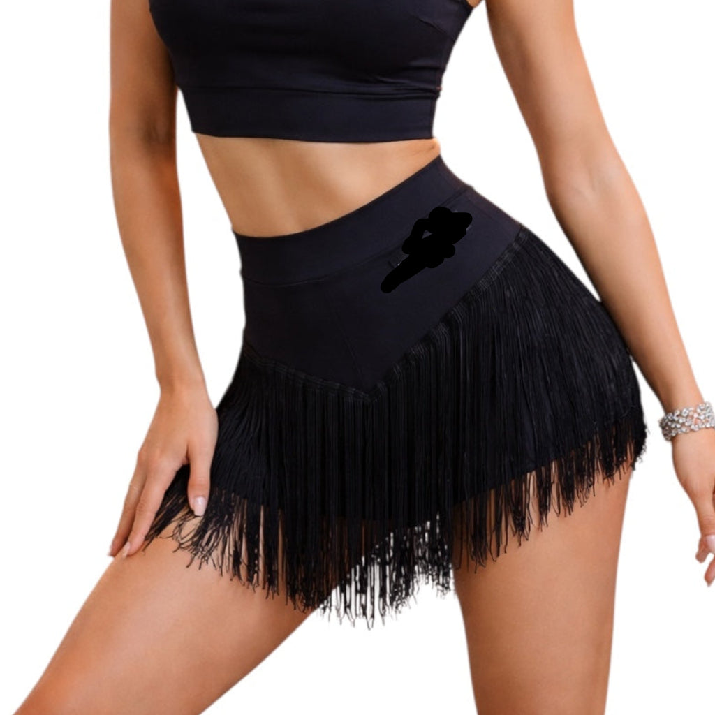 modella-indossa-pantaloncini-con-frange-movimento-danza