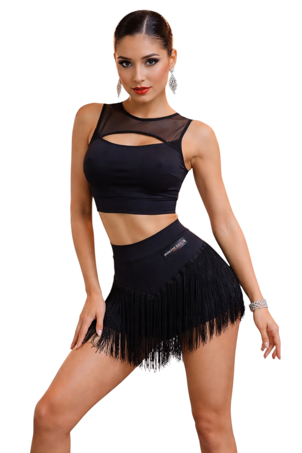 modella-indossa-pantaloncini-con-frange-movimento-danza